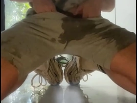 素人男孩厨房尿失禁地板湿透 jap linger uncaring porn