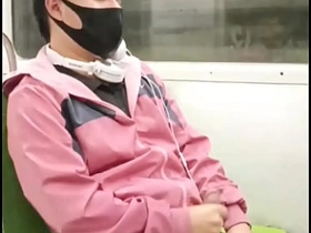 地铁最后一节车厢里自慰的年轻流浪汉 lovemaking porn gay korean