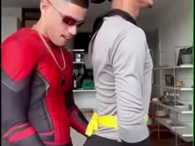 蝙蝠女骑在蜘蛛侠的鸡巴上 asian daddy lady gay porn