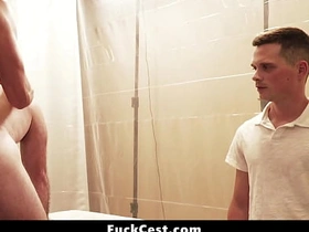 那男人毫不掩饰他青筋暴起的勃起鸡巴 - 乱伦性交 muscular chinese bodies gay porn