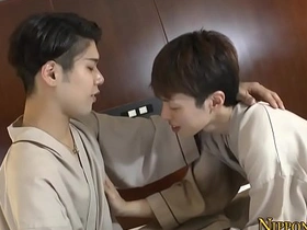 亚裔给同性小受口交 chinese bar-room gay porn