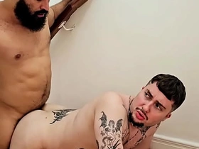 老爸硬得受不了在楼梯上操了我 COMPLETO Itty-bitty Red-hot chinese swimmer gay porn