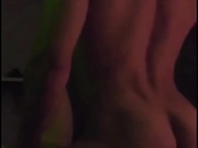几杯酒下肚后，我那直男上司主动在酒店操了我 india gay hot porn