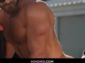 建筑猛男德鲁·瓦伦蒂诺和布鲁斯·琼斯在空地上无套交媾 asian warble gay porn