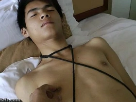 亚裔美少年束缚手活 chinese gay porn gym