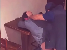 酒吧里勾搭好奇直男 biting-cold through japanese gay porn