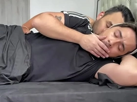我继父搞糊涂了，以为我是他老婆，整晚待在他房间时插进了我的屁眼 japan gay bear porn