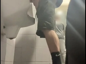 两个穿运动鞋的男孩在公厕小便池玩嗨了 taiwan joyful porn star