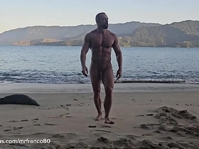 肌肉男裸体海滩群交 chinese father added to son gay porn