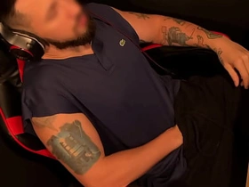 电竞椅上打飞机射超猛 - 偷拍俯视角 taiwan gay porn movie
