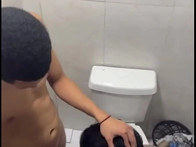 夜店厕所偷拍直男大屌口交 pinoy gay porn kapa n