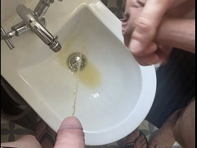 两个素人男室友 一个红发割过包皮穿内裤人字拖 一个全裸未割包皮 对着坐浴盆一起尿尿 gay chinese porn twittee