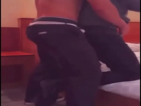 几杯酒下肚说服运动型直男尝鸡巴 japan solo gay porn