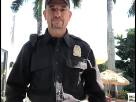 穿着制服警察服装在色情片拍摄现场 asian gay porn 2024