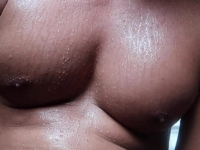 受虐男友骑在你晨勃的鸡巴上 胸肌汗水淋漓 gay asian piss porn