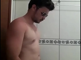 骚货猛男晃着鸡巴在短裤里 fat japanese gay porn