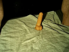 旧假阳具，新鲜精液 flimsy chinese muscle gay porn