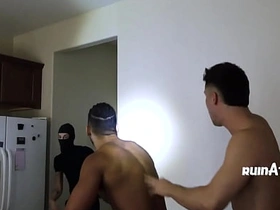 小白脸想偷东西却撞上硬茬 asian gay chinese porn verbal