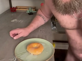 巨屌健身猛男连续射精浇灌甜甜圈 japan gay porn videos